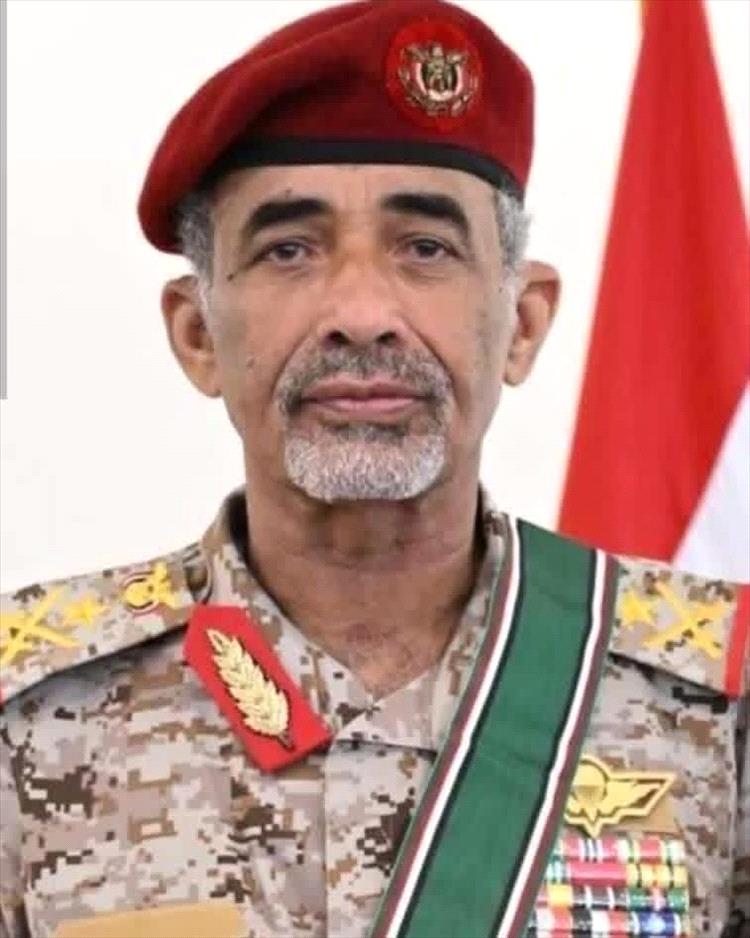 اللواء الركن مسفر الحارثي يهنئ الفريق محمود الصبيحي بمناسبة تعيينه عضوًا في مجلس القيادة الرئاسي