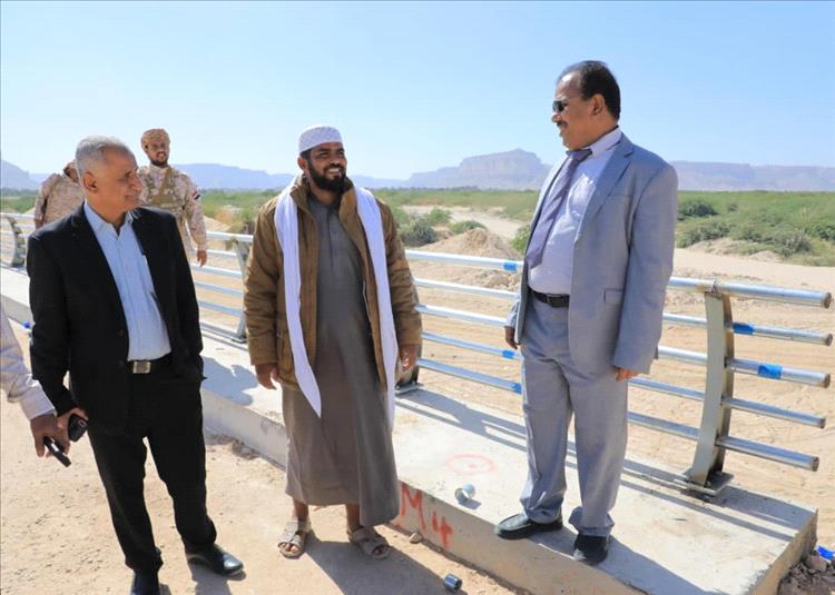 بنسبة إنجاز 95% .. الوكيل العامري يتفقد مشروع جسر مدودة بمدينة سيئون