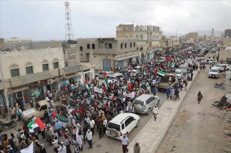 مؤيدون للإمارات يتظاهرون في سقطرى ويرفعون علم دولة الإمارات