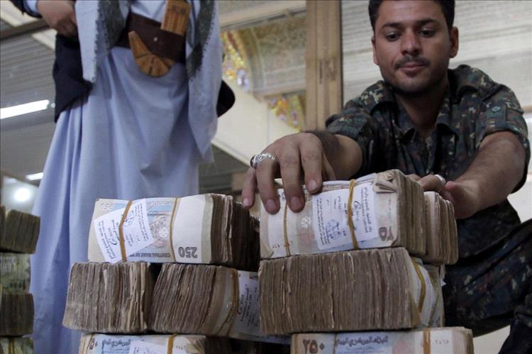 خطوة حوثية جديدة تضرب الحركة المصرفية في اليمن