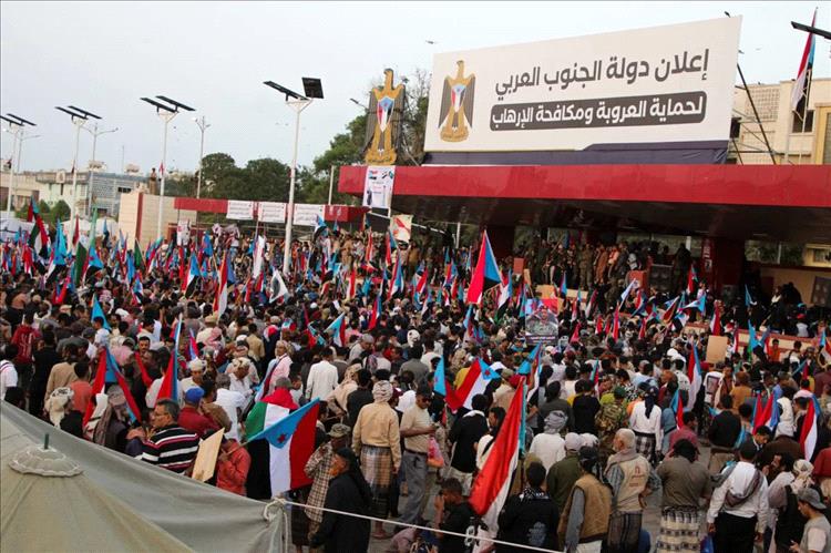 قراءات سياسية: المجلس الانتقالي الجنوبي يحاول توظيف تظاهرة عدن إعلاميًا والمرحلة تجاوزته سياسيًا