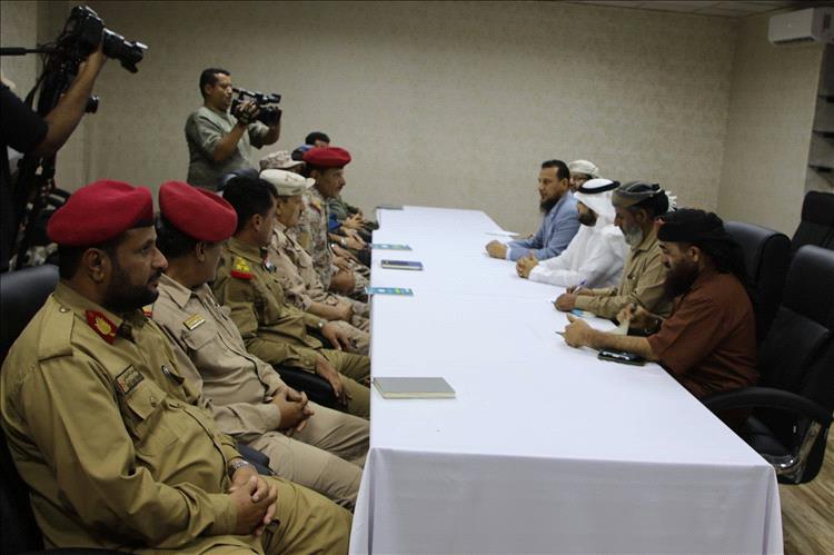 قيادة السلطة المحلية بعدن والتحالف العربي يناقشان إعادة تموضع المعسكرات خارج نطاق المدينة