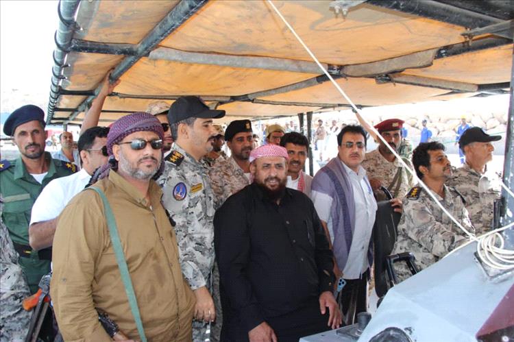 قائد قوات درع الوطن يزور ميناء نشطون ويطلع على الوضع الأمني وأهمية إعادة دوره الحيوي.