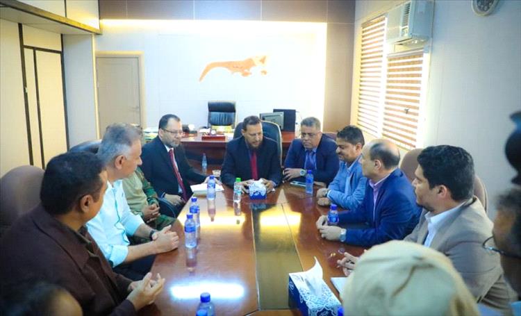 محافظ عدن يناقش مع وكلاء المحافظة آليات ترتيب المهام وتعزيز الأداء المؤسسي