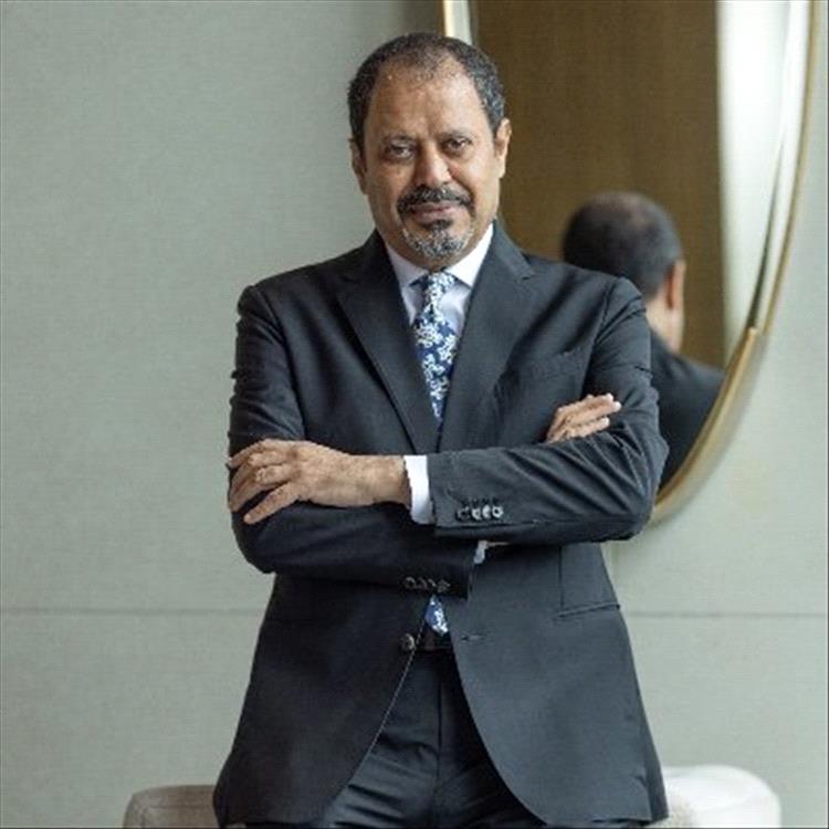 عبدالعزيز الخميس ينتقد دعاة الفتنة ويؤكد: الجنوبيون في الرياض ونشيدهم الوطني يُعزف وعلمهم مرفوع