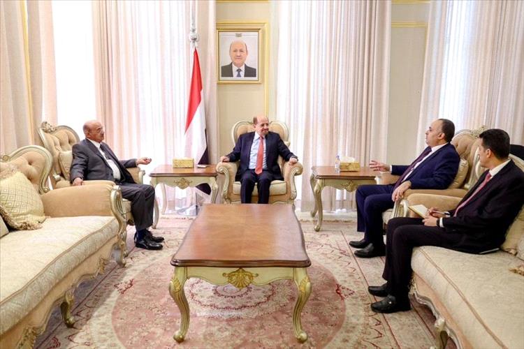 رئيس الوزراء يوجه البنك المركزي ووزارة المالية بتسريع إجراءات صرف الرواتب المتأخرة للموظفين والمتقاعدين والشهداء والجرحى