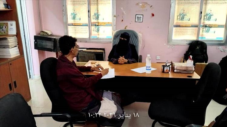 مدير عام الحوطة يلتقي بمديرة إدارة التثقيف والإعلام الصحي بالمحافظة وناقش معها آلية عمل التثقيف الصحي بالمديرية