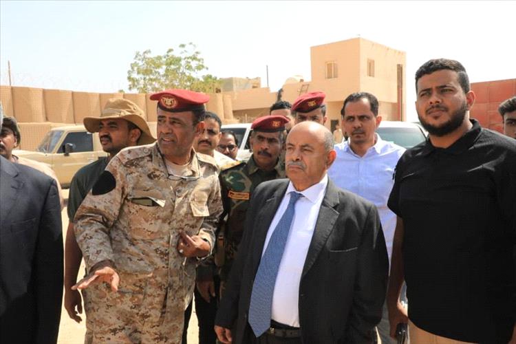 عضو مجلس القيادة الرئاسي الخنبشي يتفقد المواقع العسكرية المتضررة بمطار الريان