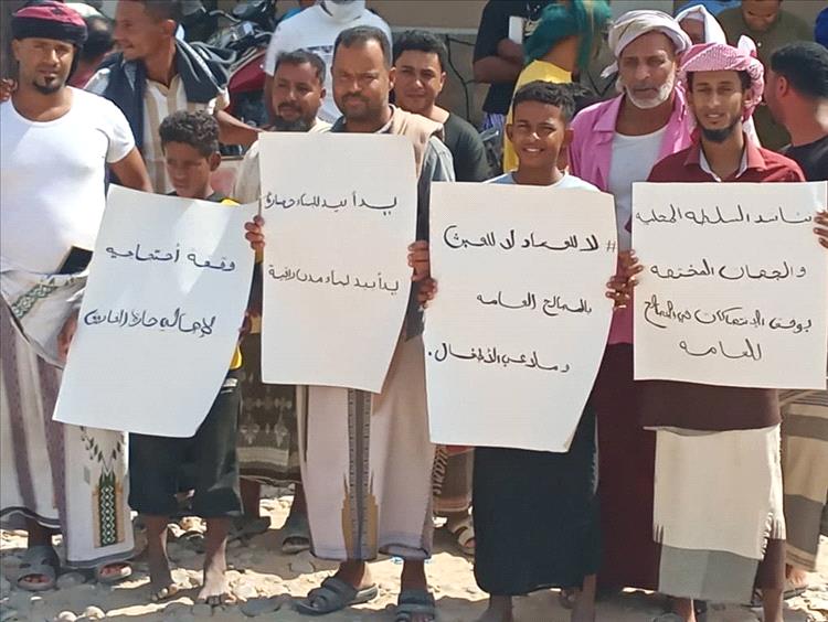 أهالي حارة الفاروق بالشحر ينظمون وقفتين احتجاجيتين للمطالبة بحماية المتنفسات العامة