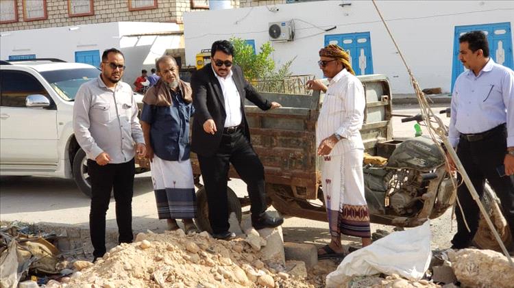 العساني يتفقد عدداً من المواقع ومحطات الاتصالات بمدينة الشحر