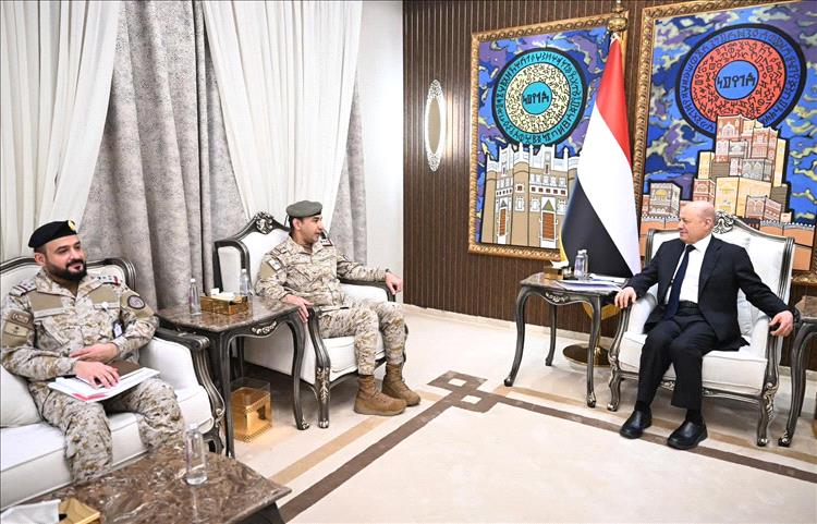 رئيس مجلس القيادة يستقبل قائد القوات المشتركة ويؤكد على شراكة استراتيجية واعدة مع المملكة