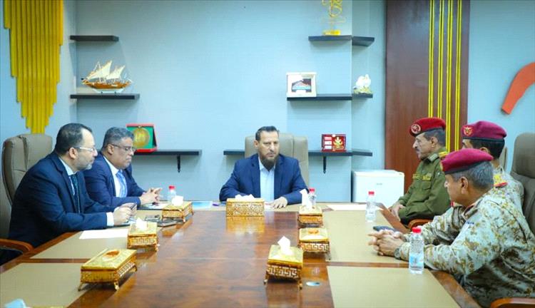 محافظ عدن يؤكد اهمية الشروع في تنفيذ خطة إعادة تموضع القوات العسكرية خارج المدينة