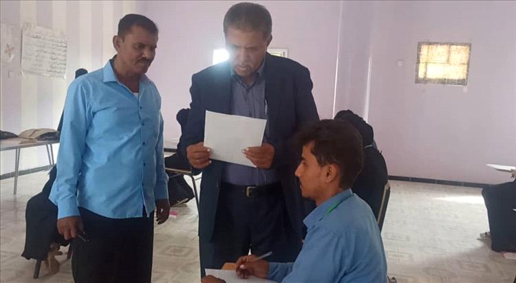 مدير عام التعليم الفني والتدريب المهني بأبين يتفقد سير الاختبارات النظرية بالمعهد التقني الزراعي بجعار