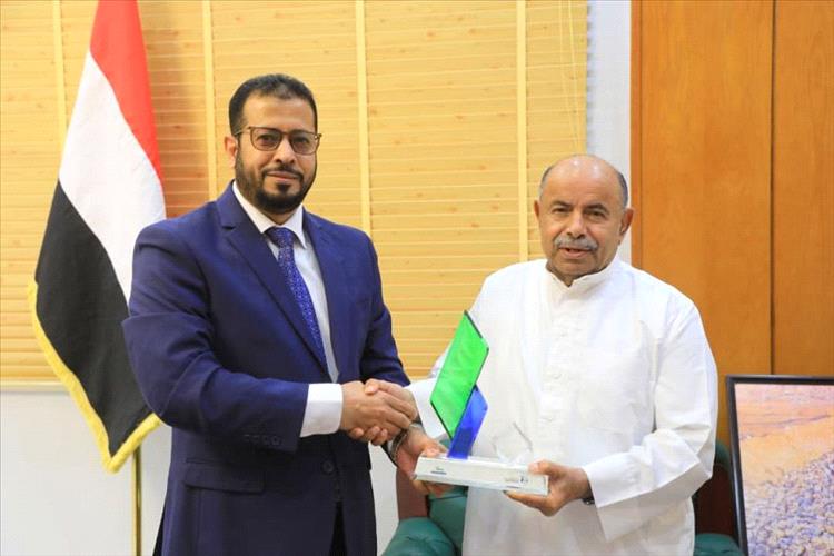 عضو مجلس القيادة الخنبشي يناقش مشاريع وبرامج مؤسسة صلة للتنمية بالمحافظة