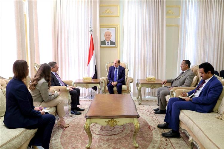 رئيس الوزراء يبحث مع السفير الأمريكي تطورات الأوضاع في اليمن وآفاق التعاون المشترك