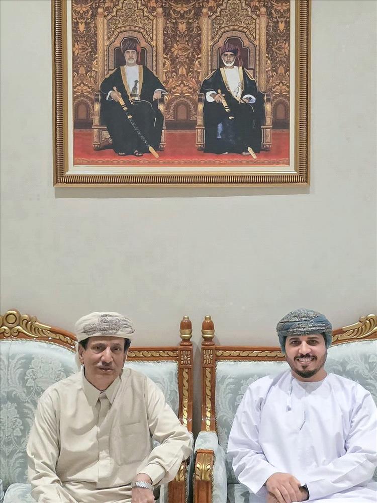 محافظ المهرة يبحث مع الهيئة العُمانية للأعمال الخيرية ترتيبات إطلاق مكرمة المعلمين بالمحافظة