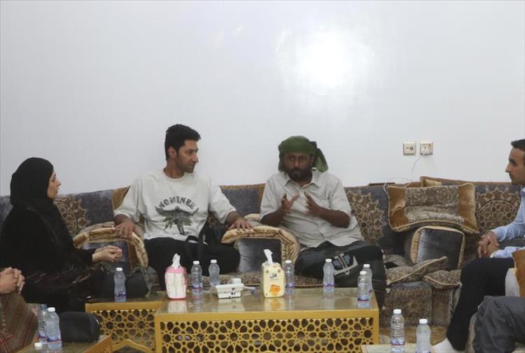 الشيخ عمرو بن حبريش يلتقي بالمكلا مجموعة من الحقوقيين والباحثين في مجال حقوق الإنسان