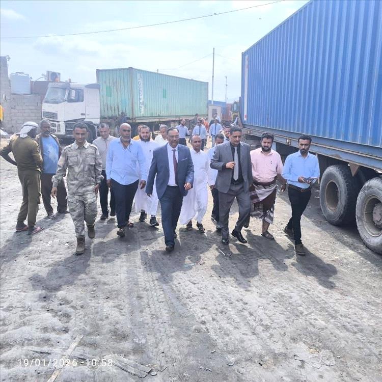 رئيس مصلحة الجمارك يفتتح مشاريع تطويرية في جمرك المنطقة الحرة بعدن