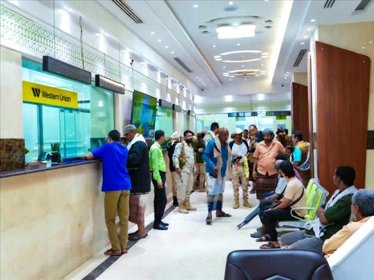 تدشين صرف مرتبات ألوية العمالقة وقوات الأمن الوطني وعدد من الألوية العسكرية عبر بنك القطيبي الإسلامي