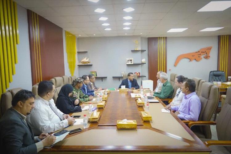 محافظ عدن يبحث مع برنامجي الأغذية العالمي والأمم المتحدة للبيئة تعزيز التعاون المشترك