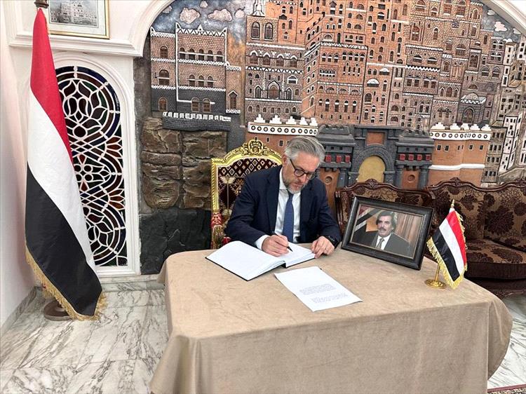 سفارتي اليمن في عُمان والأردن تستقبل المعزّين بوفاة المناضل الكبير علي سالم البيض