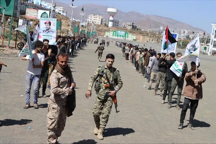 ميليشيا الحوثي تُلزم طلاب الثانوية بدورات عسكرية في مناطق سيطرتها