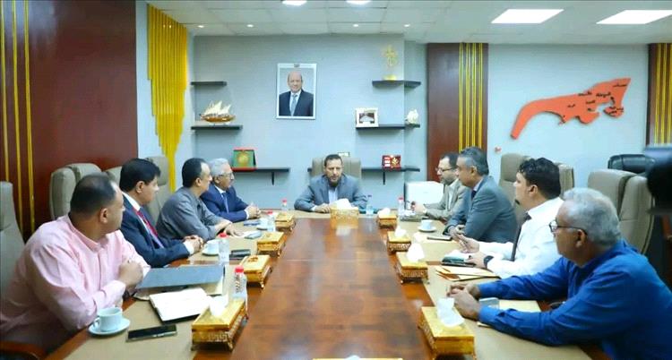 محافظ عدن يناقش أولويات التنمية وتحسين القطاع الصحي وتنظيم حركة المركبات في العاصمة