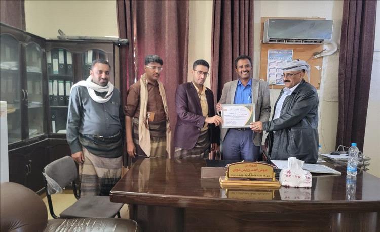 أبناء العاصمة عتق يكرّمون مدير عام الأشغال العامة بمحافظة شبوة نظير جهوده لرفع وتحسين مستوى الخدمات بالمدينة