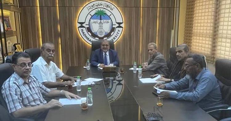 رئيس جامعة حضرموت يترأس اجتماع لجنة تأبين الفقيدين أ.د. بامشموس وأ.د.  بامطرف لمناقشة ترتيبات حفل التأبين