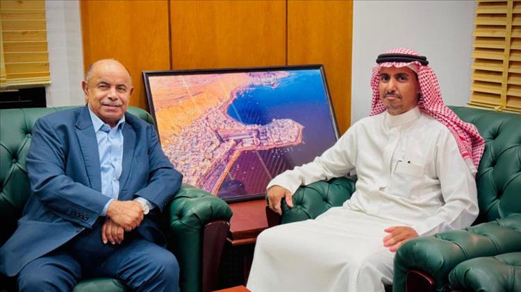 بمشاعر حب وامتنان.. صحفي سعودي يودّع المكلا بعد أسبوعين من العمل الميداني