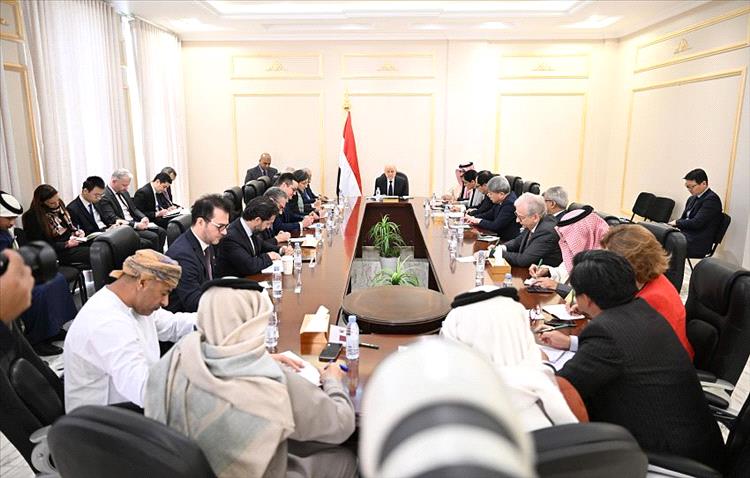 العليمي يعلنها من أمام السفراء: الدولة تستعيد قرارها السيادي… إخراج السلاح من عدن، توحيد الأمن، وتحسين الخدمات بدعم سعودي