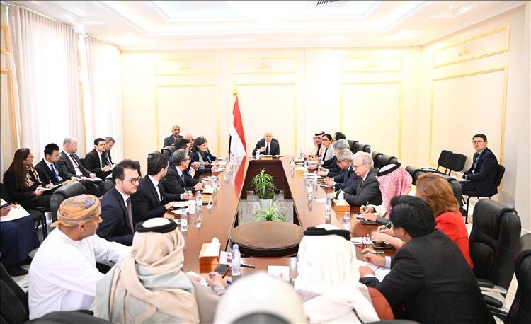 الرئيس العليمي يلتقي سفراء الدول الراعية ويؤكد تقدم توحيد القرارين الأمني والعسكري