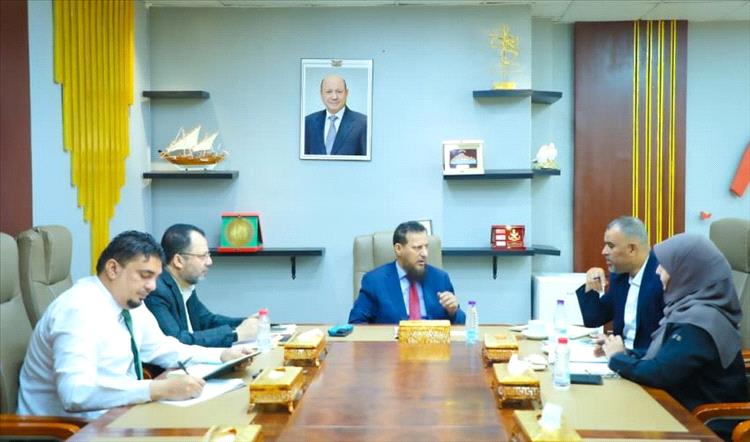 وزير الدولة محافظ عدن يؤكد استمرار دعم المعلمين وتحسين مستوى التعليم