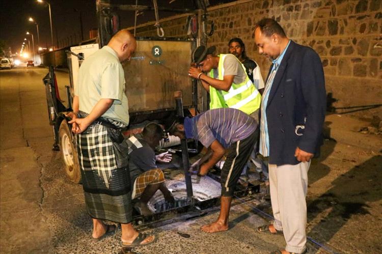 مؤسسة مياه عدن تنفذ أعمال تصفية لخط ضخ مياه الصرف الصحي الرئيسي بالمعلا باستخدام تقنية حديثة