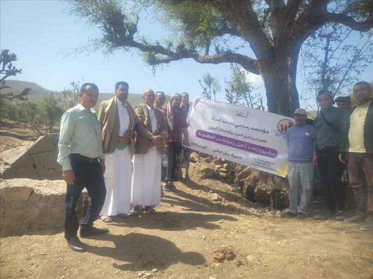 تعز.. مدير عام جبل حبشي يسلّم موقع تنفيذ مشروع تأهيل بئر مياه المظنونة لمقاول التنفيذ