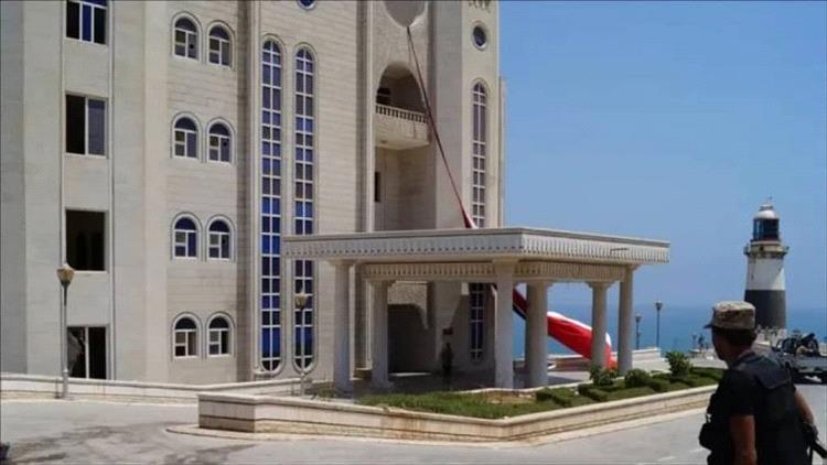 الصحفي فارس الحميري: ترتيبات لعودة مجلس القيادة الرئاسي والحكومة إلى عدن لأداء اليمين الدستورية