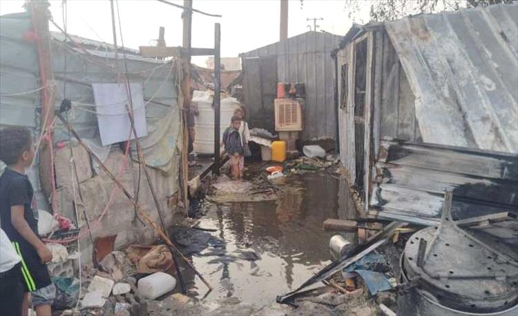 مأرب.. حريق يشرد أسرة نازحة مكوّنة من 13 شخصًا داخل مخيم جو النسيم