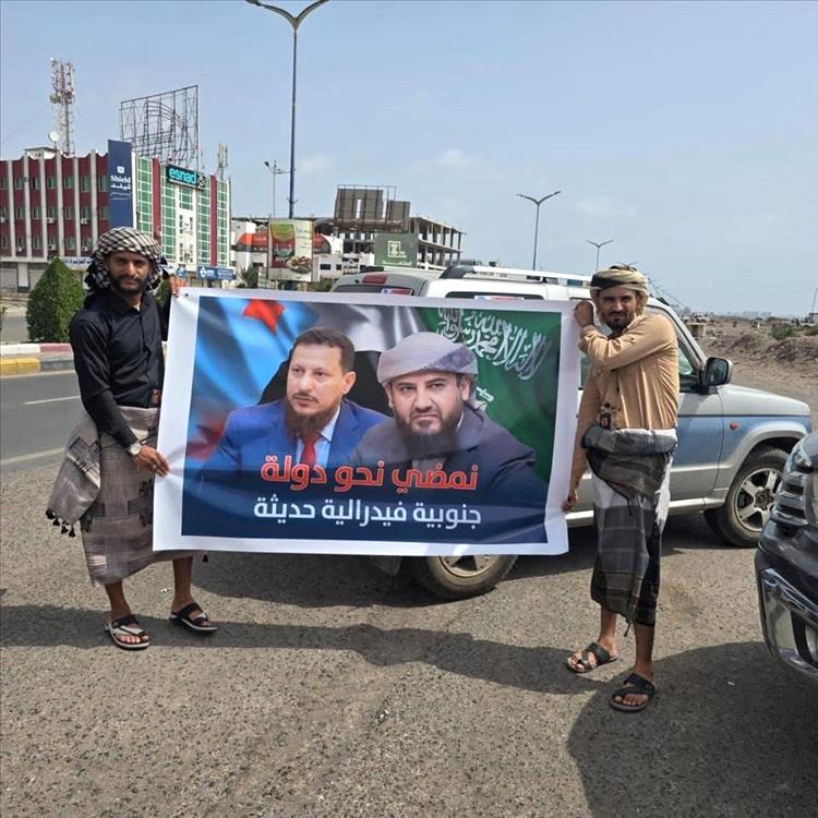 رفع صور محافظ عدن عبدالرحمن شيخ في تظاهرات ساحة العروض