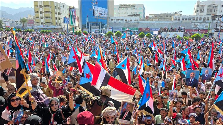 متظاهرون يحتشدون في ساحة العروض مطالبين بحل عادل للقضية الجنوبية