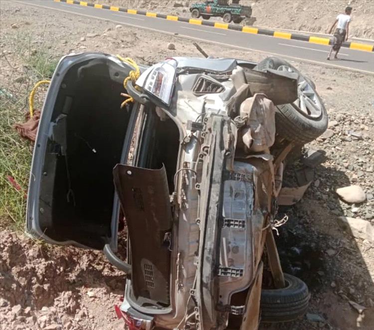 حادث مروري يودي بحياة شخص ويُصيب آخر على طريق الكدحة بتعز