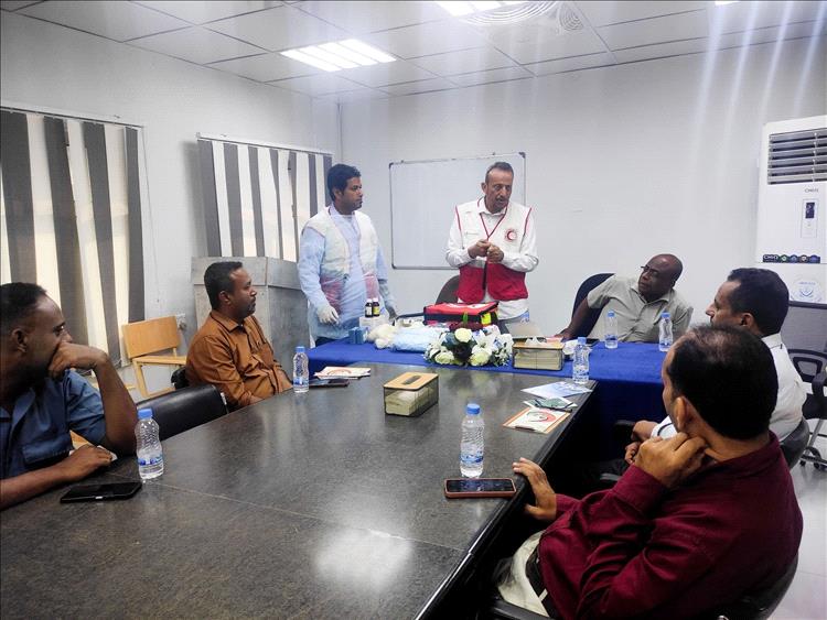 جمعية الهلال الأحمر اليمني فرع حضرموت تختتم محاضرات توعوية في عدد من المرافق الحكومية حول الإسعافات الأولية