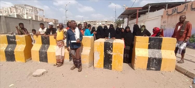 وقفة احتجاجية أمام مكتب المحافظة م/لحج للمطالبة بإعادة النظر في استبعاد الأسر المهمشة من المساعدات الغذائية