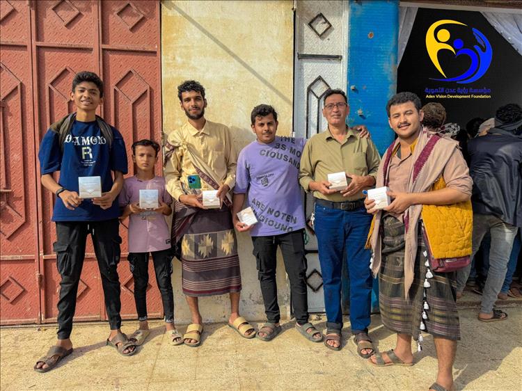 مؤسسة رؤية عدن للتنمية تختتم المرحلة الأولى من مشروع توزيع السماعات الطبية للصم