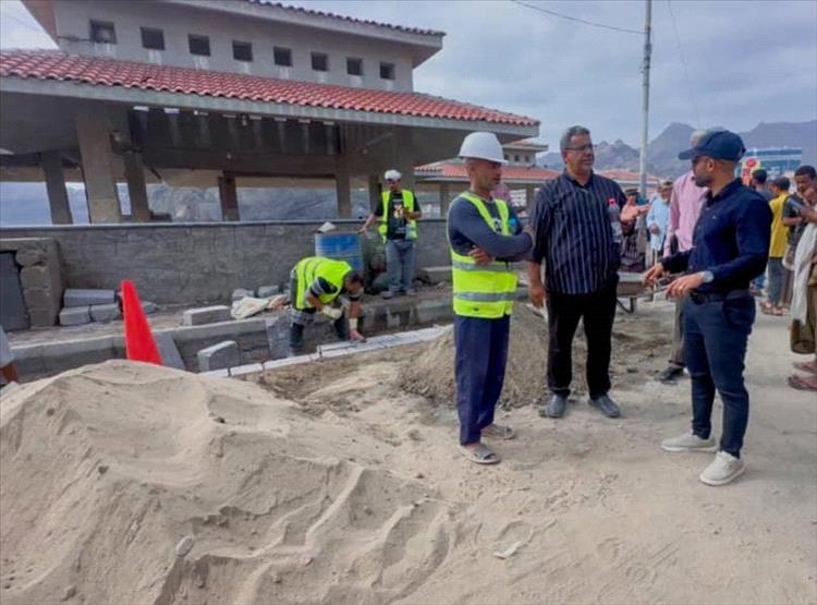 بن جرادي يتفقد مشروع إعادة تأهيل طريق قلعة صيرة بعدن