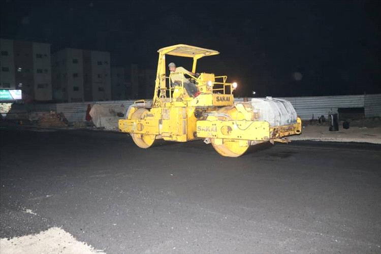 بدء أعمال الإسفلت بمدخل إنماء في البريقة ضمن مشروع تحسين السلامة المرورية بعدن