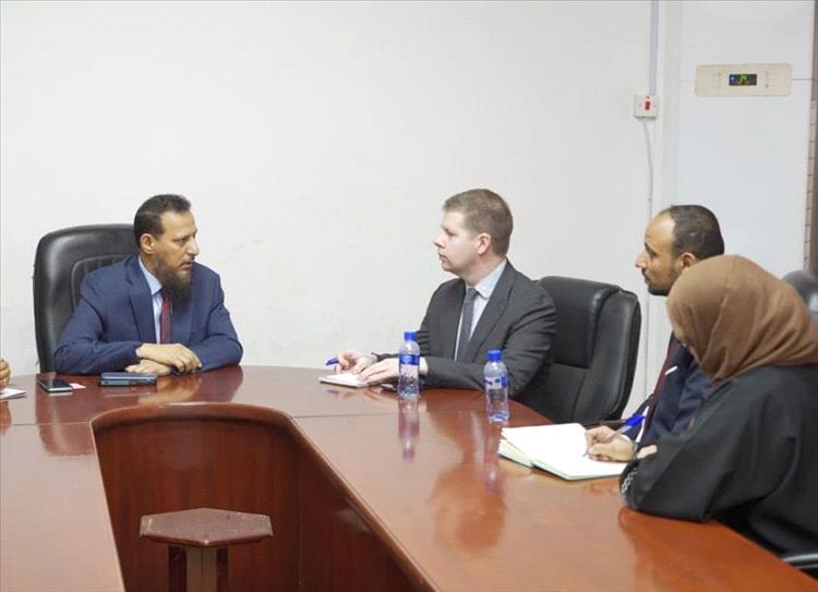 وزير الدولة يناقش مع مسؤول أممي سير إعادة تموضع القوات العسكرية خارج عدن