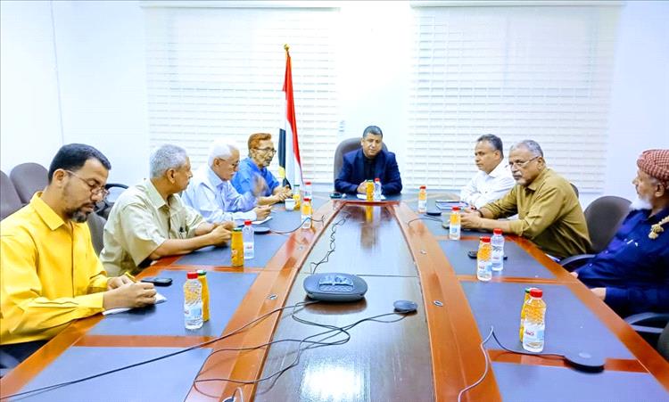 رئيس هيئة مصائد خليج عدن ووكيل وزارة الصناعة والتجارة يبحثان آليات ضبط سوق المنتجات السمكية وتعزيز الاستقرار السعري