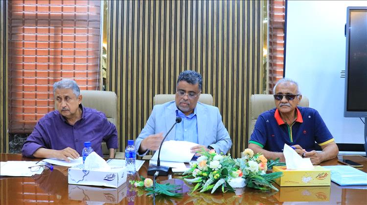 تحت شعار "معاً من أجل عدن جديدة قوية ومدنية".. المحافظ يوجه بتدشين برنامج عام للنظافة الشاملة بعدن