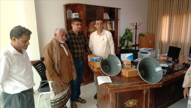 مدير عام مكتب الصحة بلحج يدشن توزيع أجهزة مكبرات الصوت لمكاتب الصحة بالمديريات