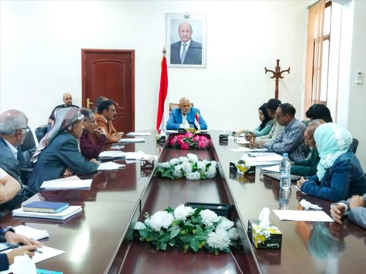 محافظ تعز يناقش الاجراءات المتعلقة بتعزيز أداء صندوق النظافة والتحسين بالمحافظة